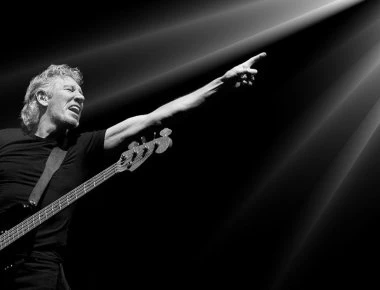 Roger Waters: «Τα “Λευκά Κράνη” έστησαν την προβοκάτσια στην Ντούμα για να επιτεθούν οι ΗΠΑ»